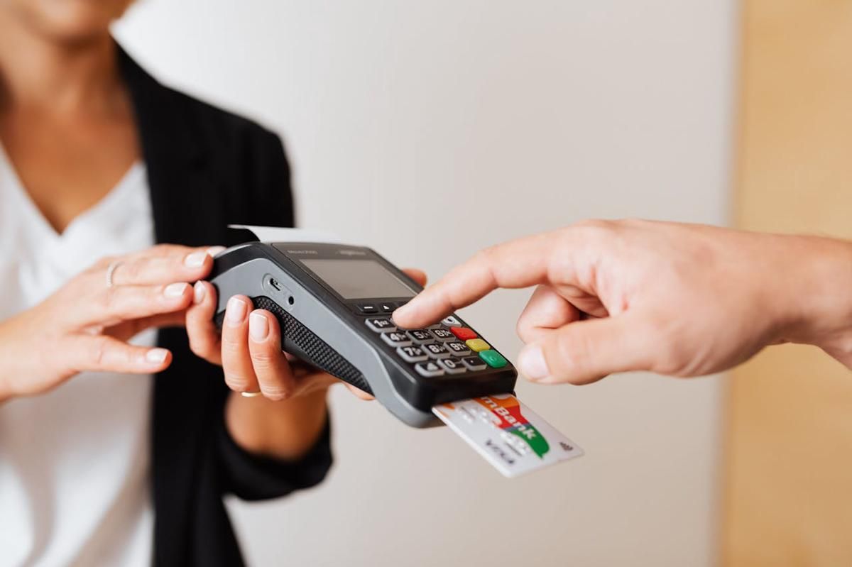 Sering Pakai Debit Card? Ini 5 Risiko yang Harus Kamu Tahu!